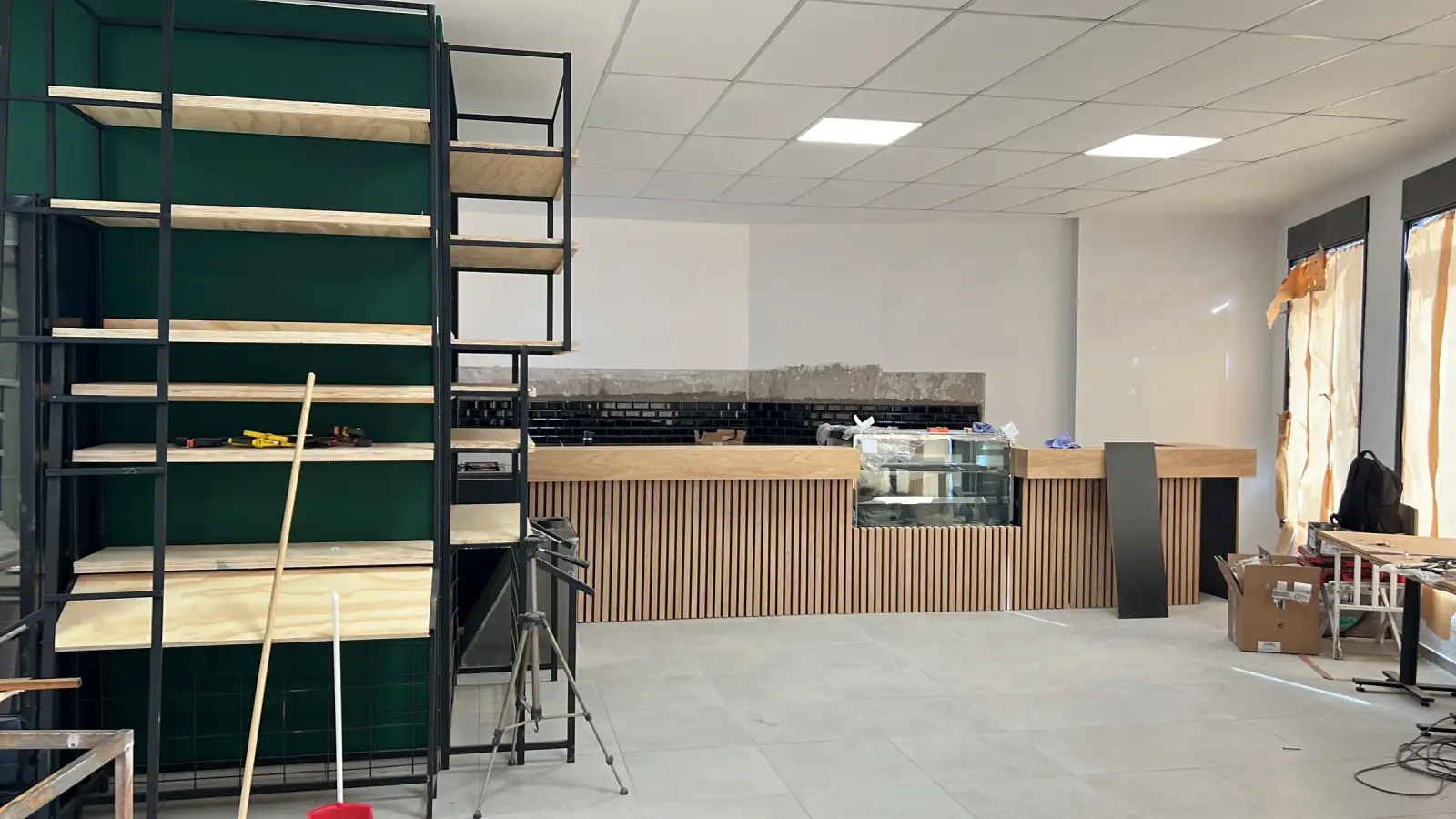 Salón principal de Arbo Café, obra de diseño y ejecución integral de Surface Construcciones