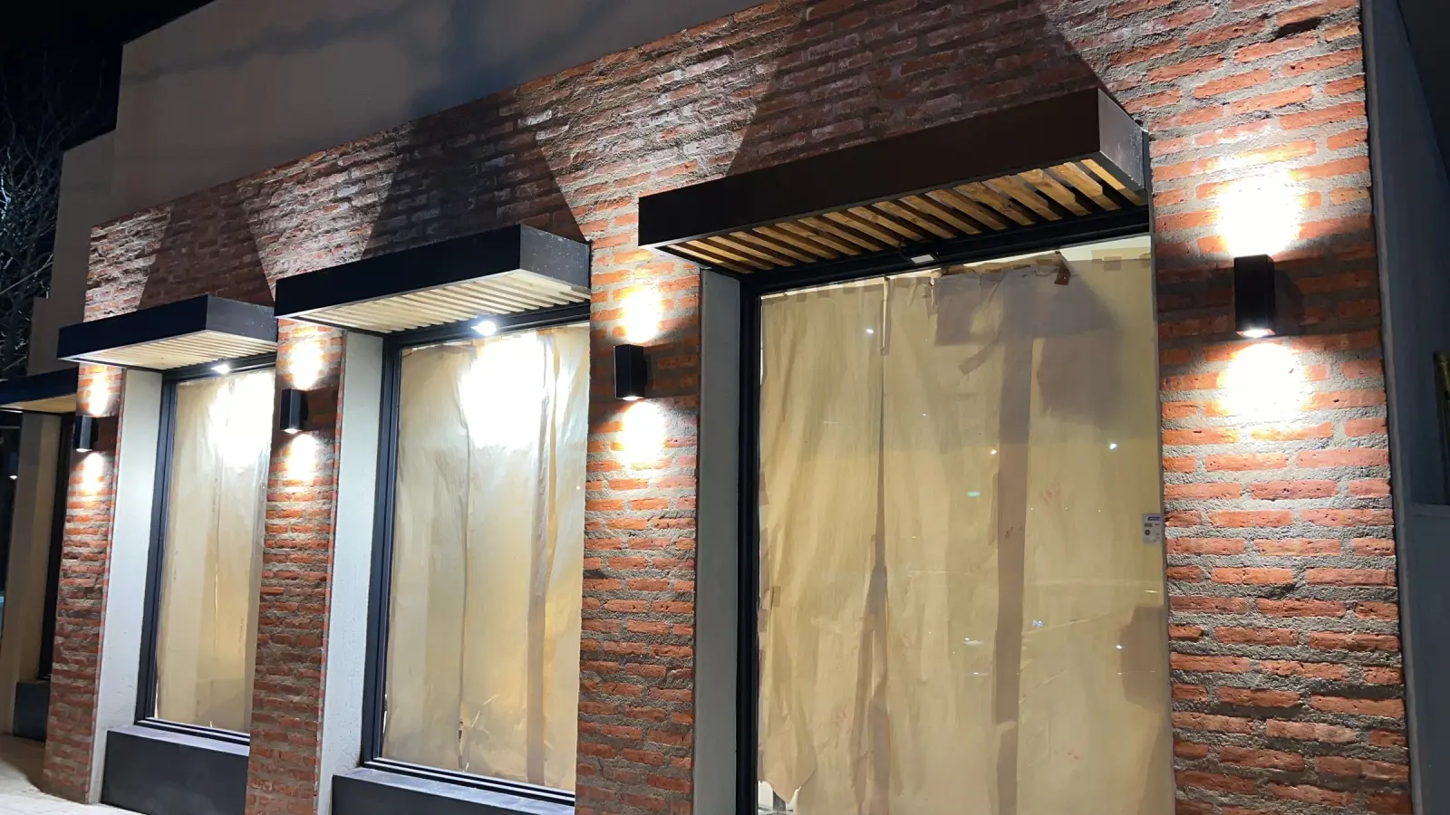 Sector de mesas y revestimientos en madera de Arbo Café, ejecutado por Surface Construcciones