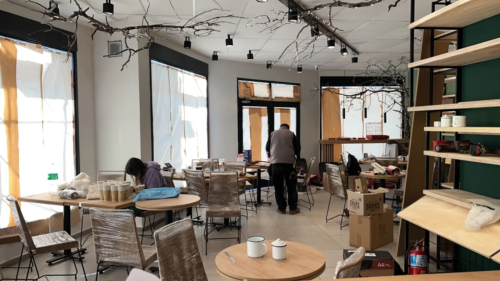 Vista en profundidad del local gastronómico Arbo Café, construido por Surface Construcciones