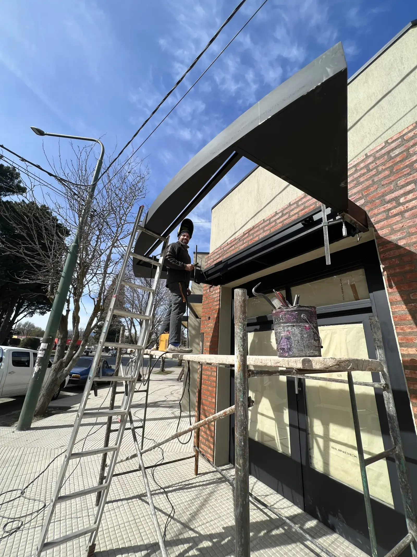 Barra y sector de atención de Arbo Café, diseño y ejecución de Surface Construcciones