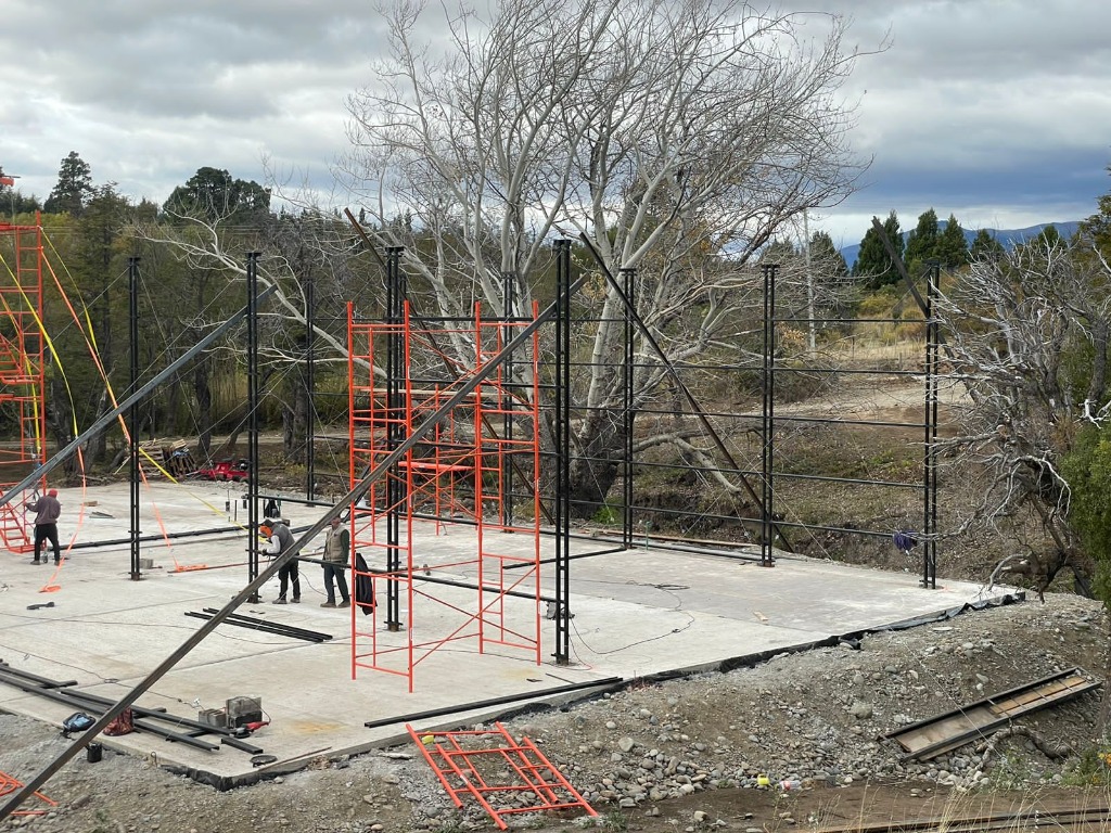 Surface Construcciones — Construcción de Bodega en Trevelin (Patagonia), estructura inicial