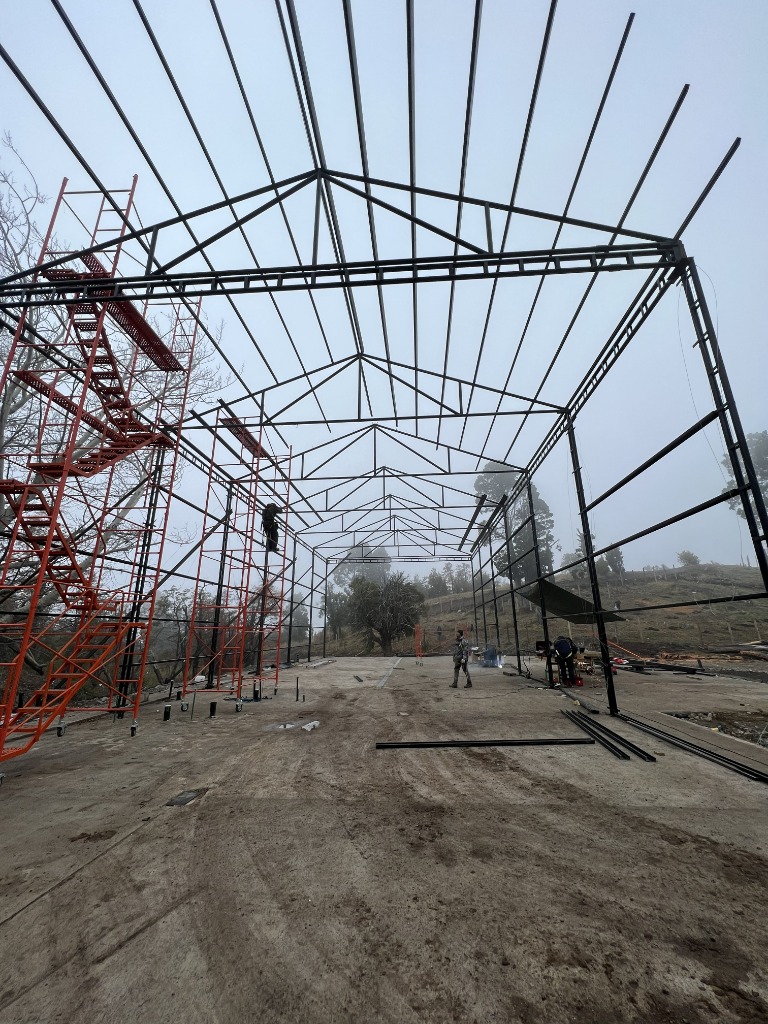 Surface Construcciones — Construcción de Bodega en Trevelin (Patagonia), avance de estructura metálica