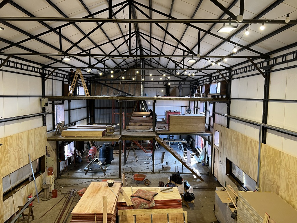 Surface Construcciones — Construcción de Bodega en Trevelin (Patagonia), avance interior, estructura y espacio interior
