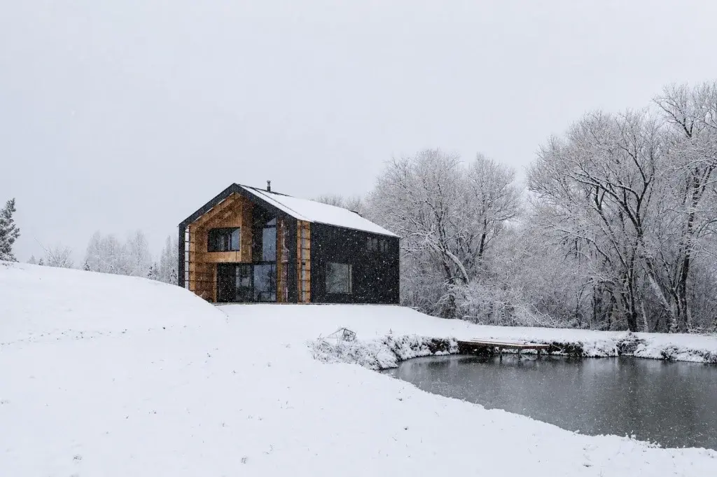 Surface Construcciones — Casa Nórdica (Trevelin, Patagonia), fachada frontal vidriada de la vivienda terminada