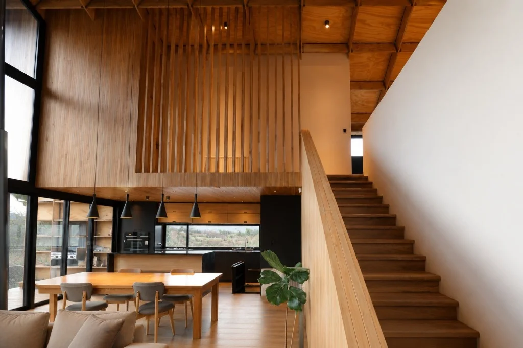 Surface Construcciones — Casa Nórdica (Trevelin, Patagonia), vista lateral de la vivienda terminada