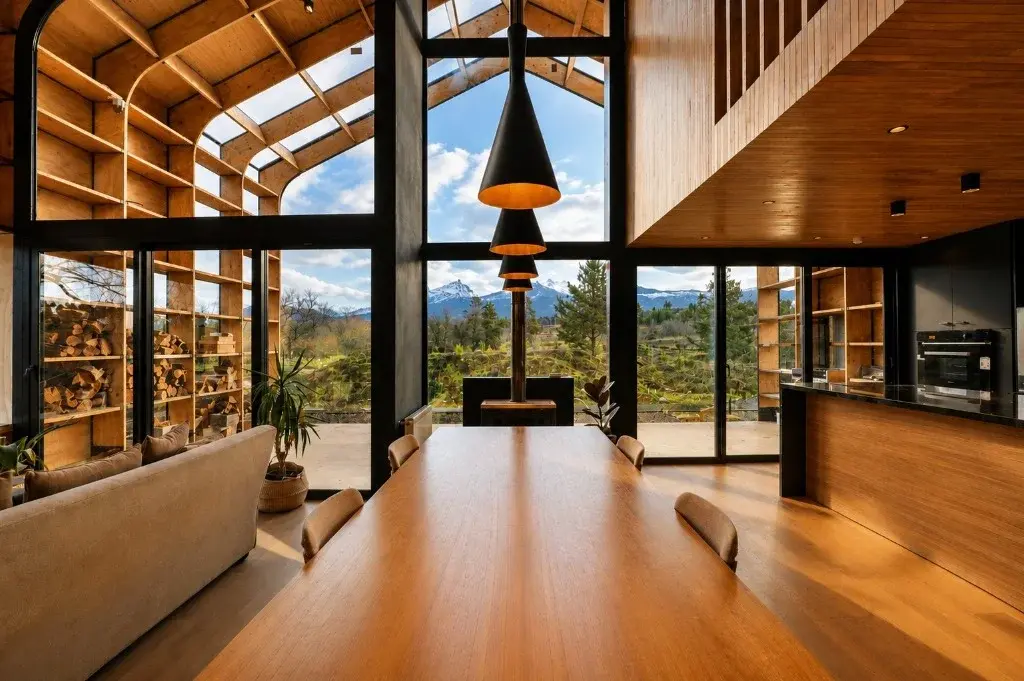 Surface Construcciones — Casa Nórdica (Trevelin, Patagonia), interior con ventanal panorámico al paisaje