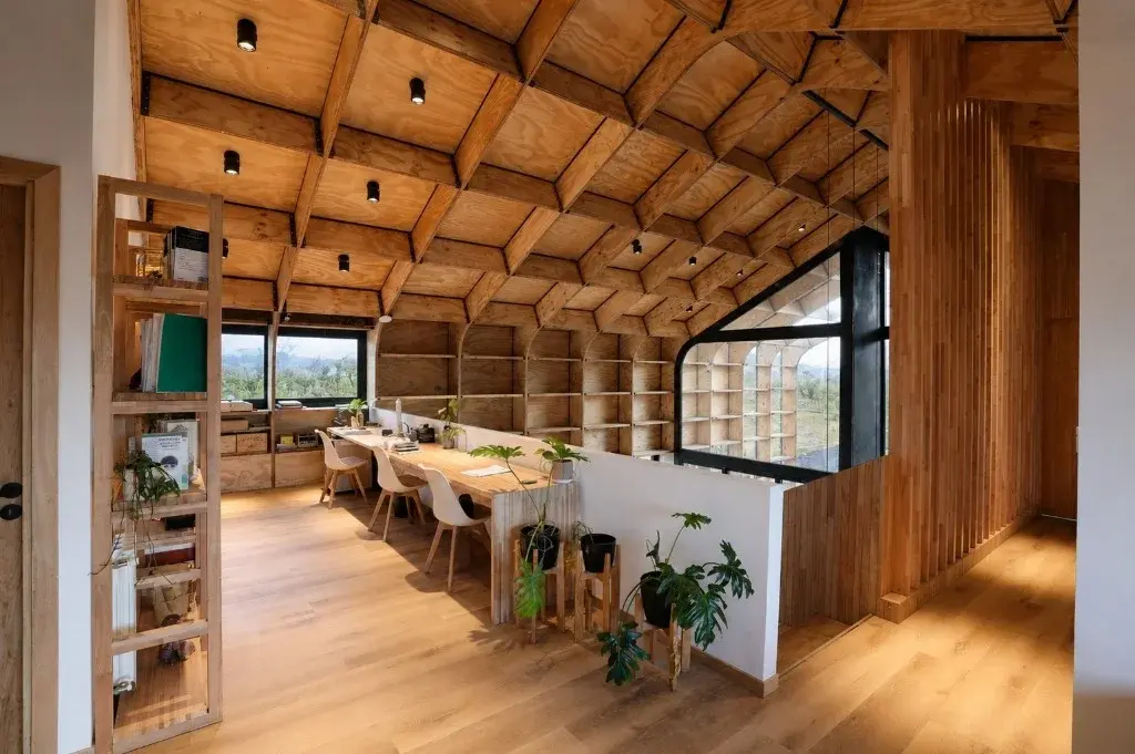 Surface Construcciones — Casa Nórdica (Trevelin, Patagonia), interior bajo cielorraso de madera con doble altura