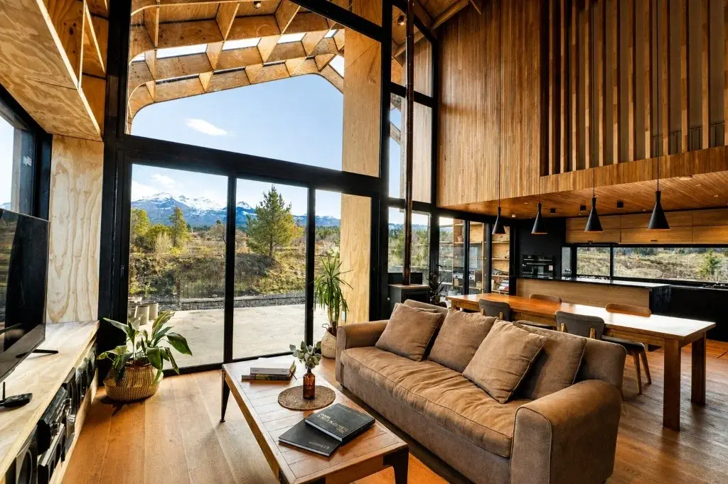 Surface Construcciones — Casa Nórdica (Trevelin, Patagonia), interior con estar y vista al entorno