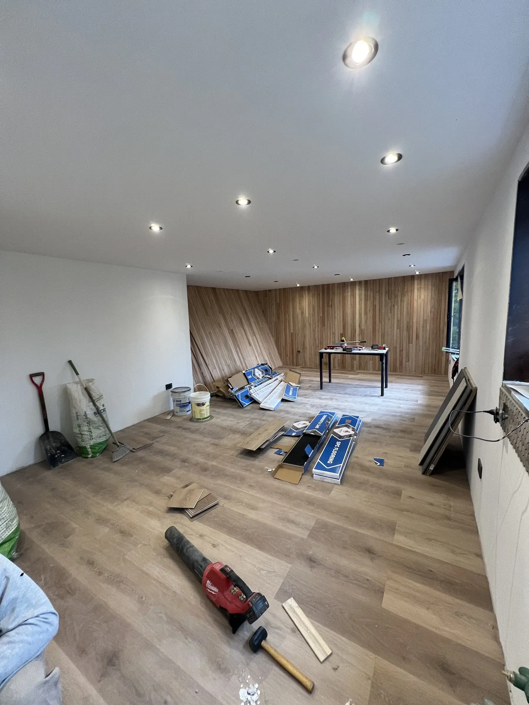 Surface Construcciones — Casa Huésped en Trevelin, estructura y cerramientos de obra en etapa inicial