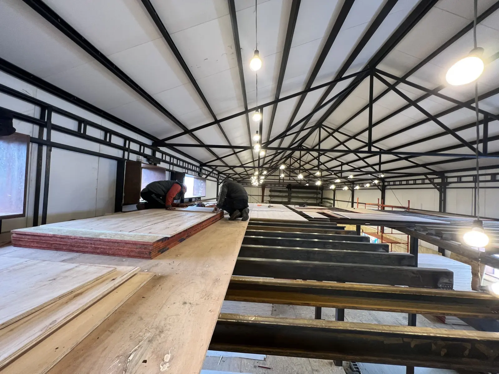 Surface Construcciones — Casa Huésped en Trevelin, montaje de entrepiso y perfiles estructurales de acero