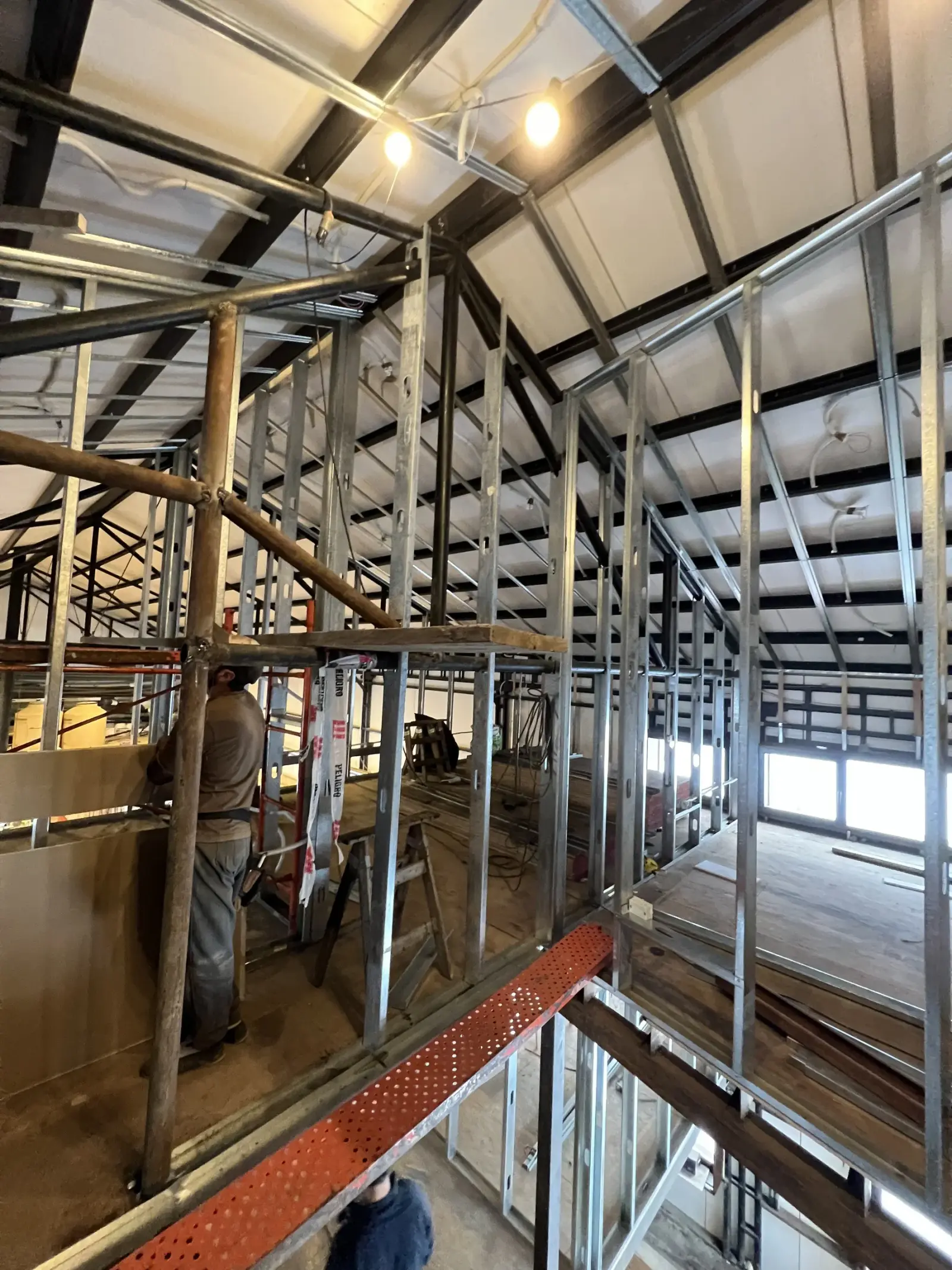 Surface Construcciones — Casa Huésped en Trevelin, subdivisión interior con perfiles galvanizados de steel frame