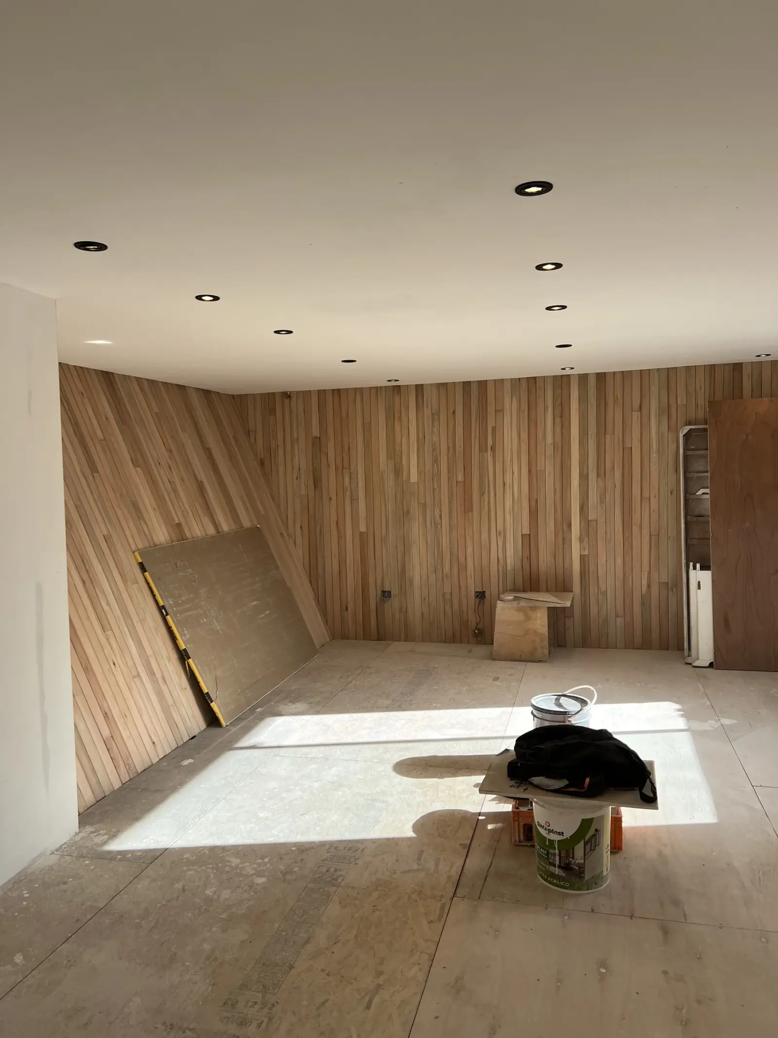 Surface Construcciones — Casa Huésped en Trevelin, instalación de cielorrasos y revestimiento de madera alistonada