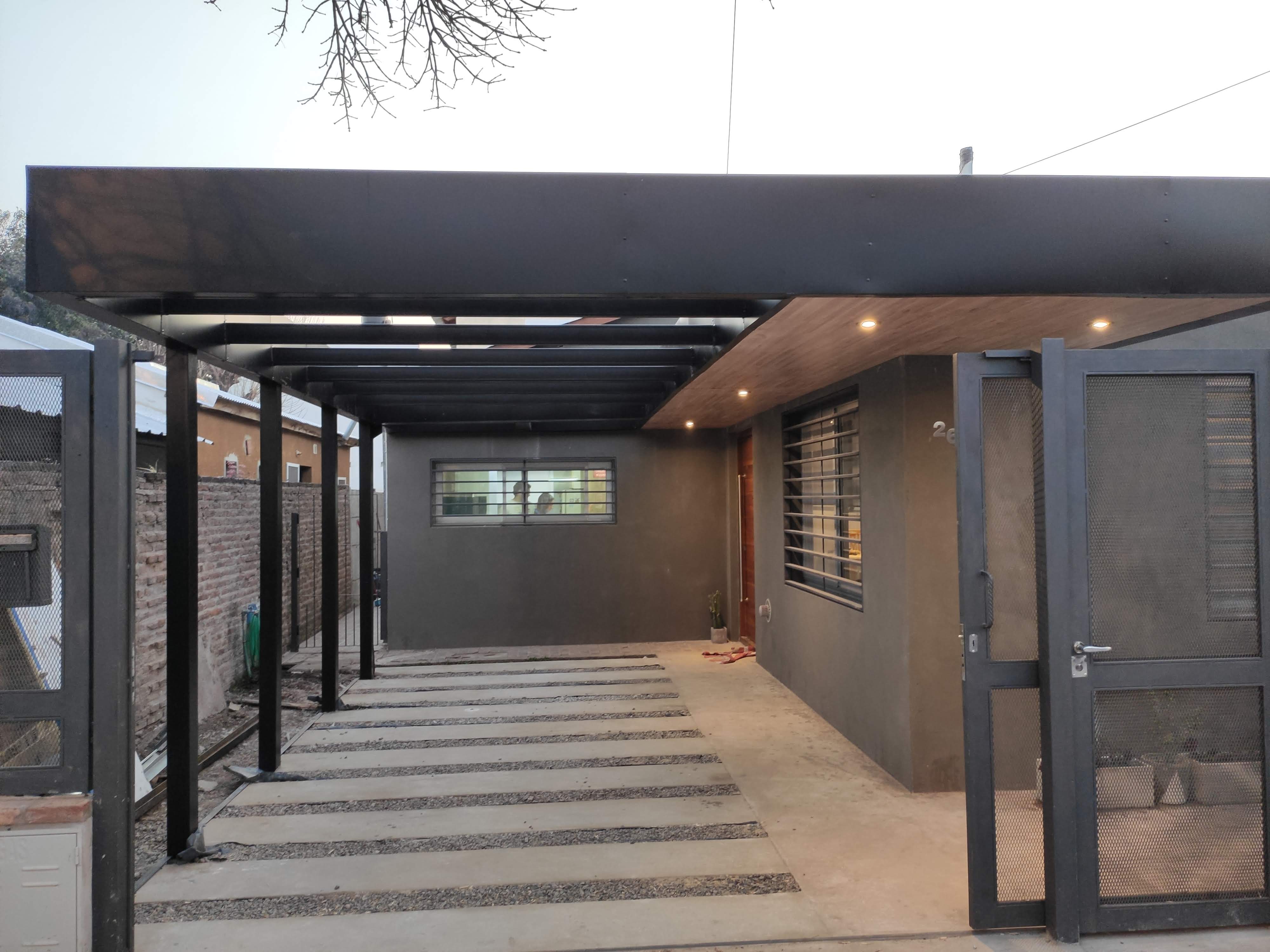 Surface Construcciones — Flipping Galería, estructura metálica y cielorraso de madera con iluminación empotrada