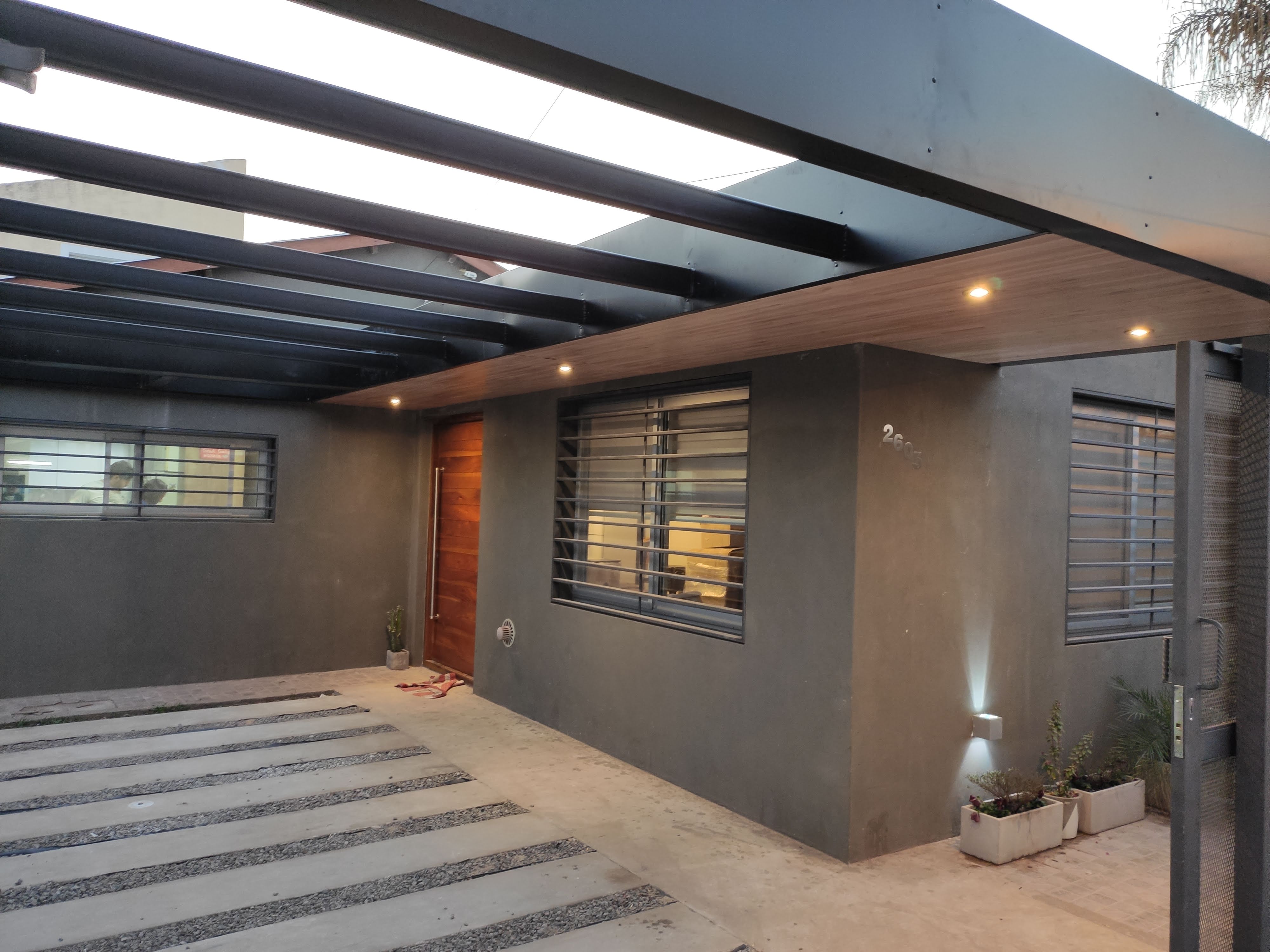 Surface Construcciones — Flipping Galería, vista frontal de la galería terminada y acceso vehicular