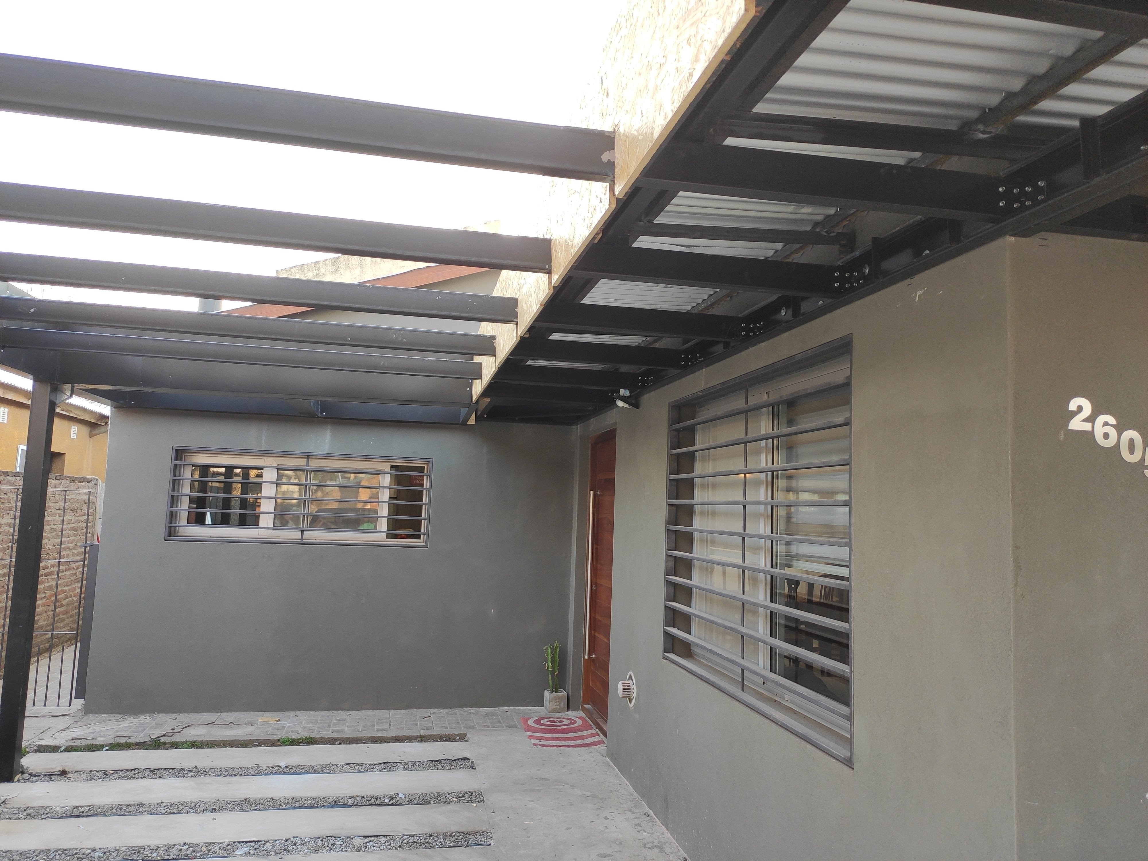 Surface Construcciones — Flipping Galería, estructura de perfiles metálicos y cielorraso en madera