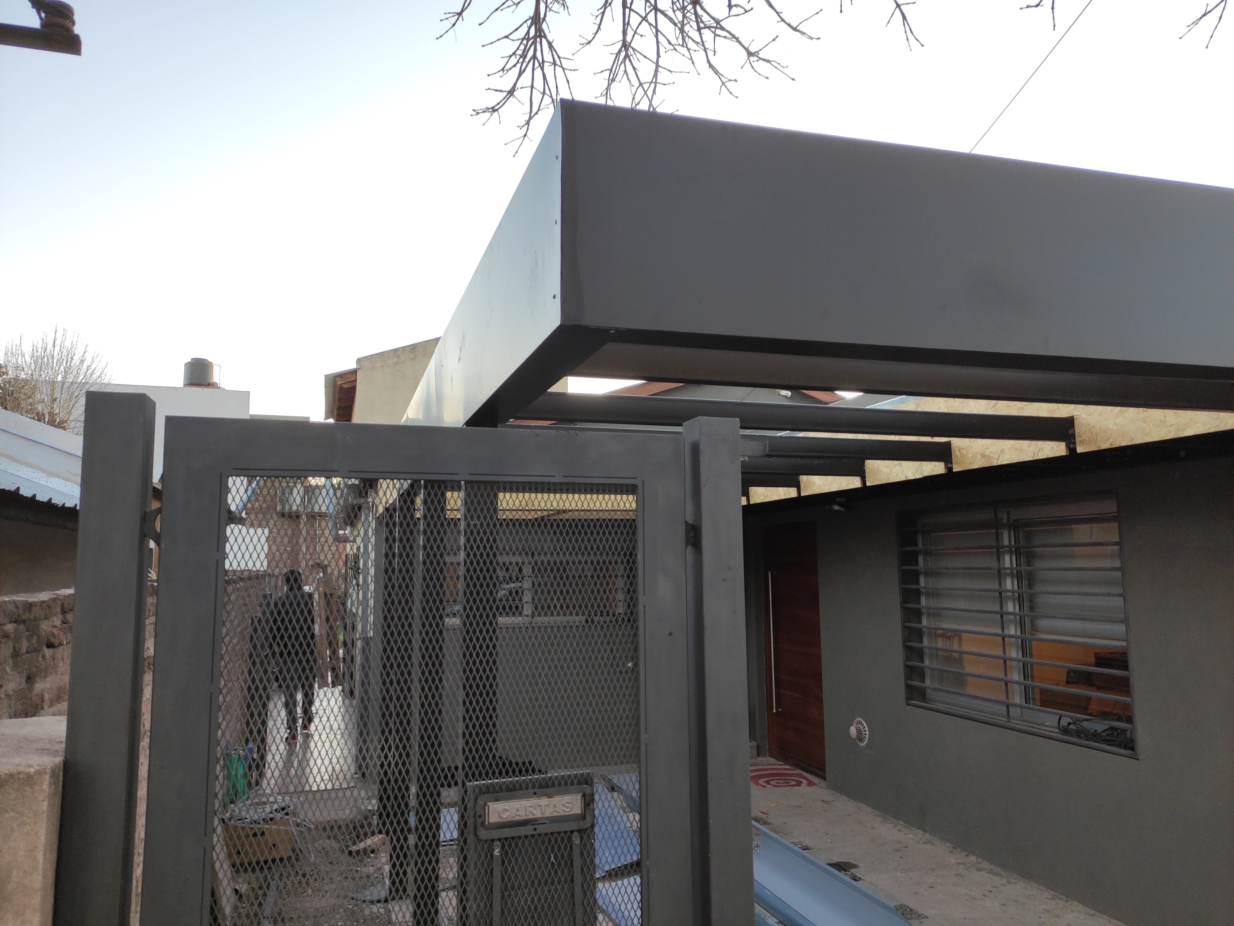 Surface Construcciones — Flipping Galería, lucernario cenital integrado en la estructura de la galería
