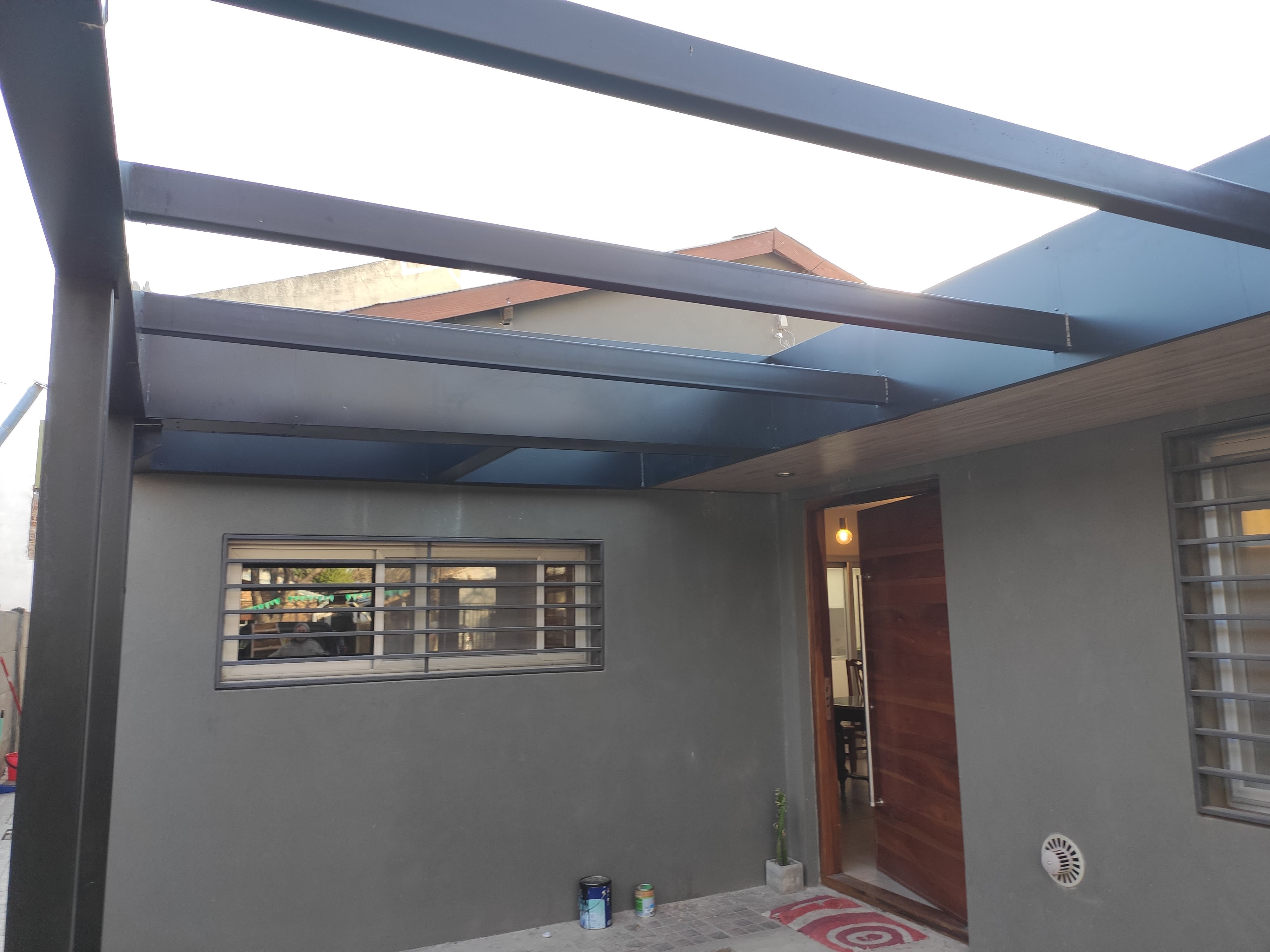 Surface Construcciones — Flipping Galería, terminaciones arquitectónicas y vegetación en canteros