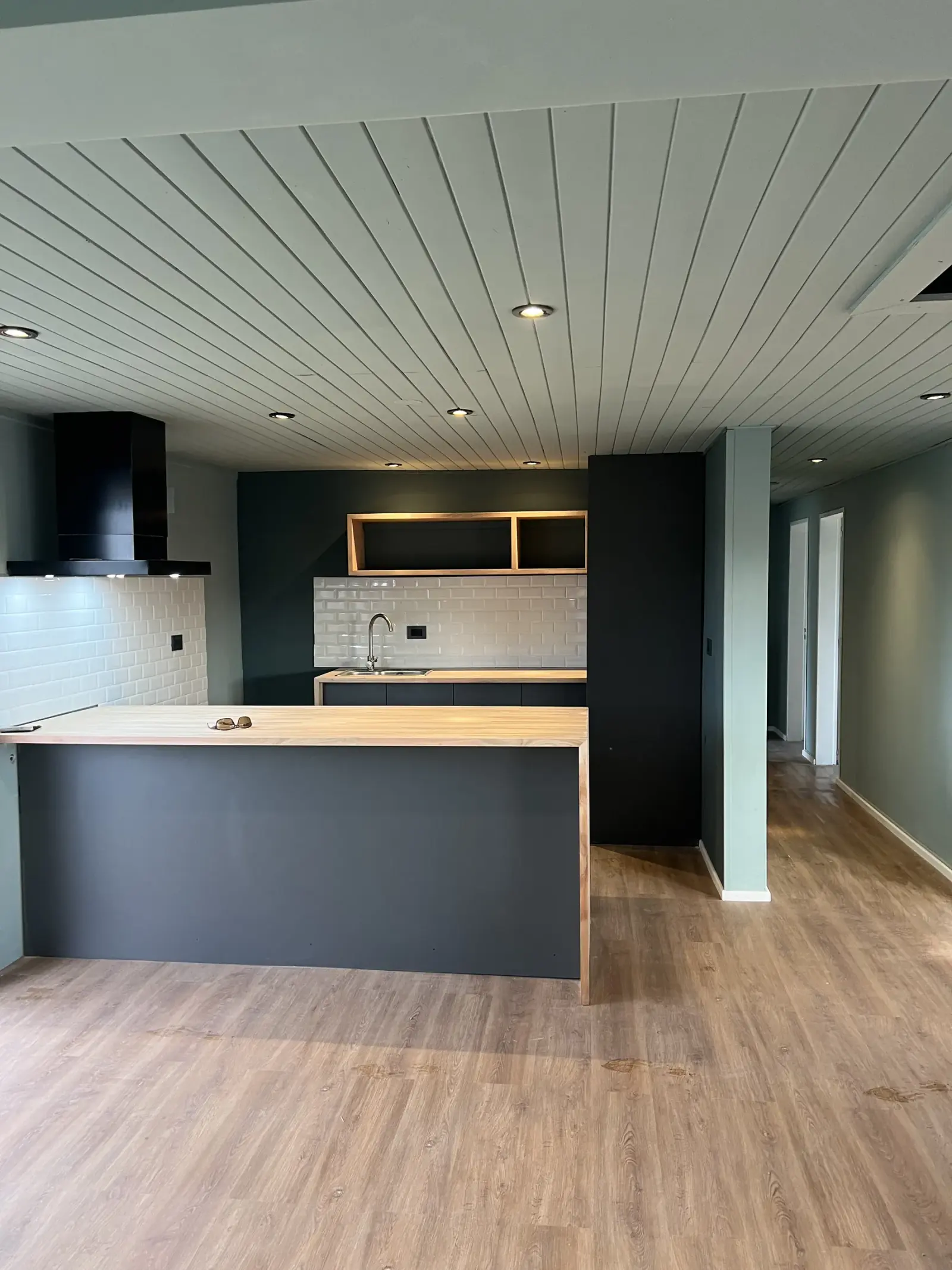 Surface Construcciones — reforma integral, cocina terminada con isla, alacena y revestimiento