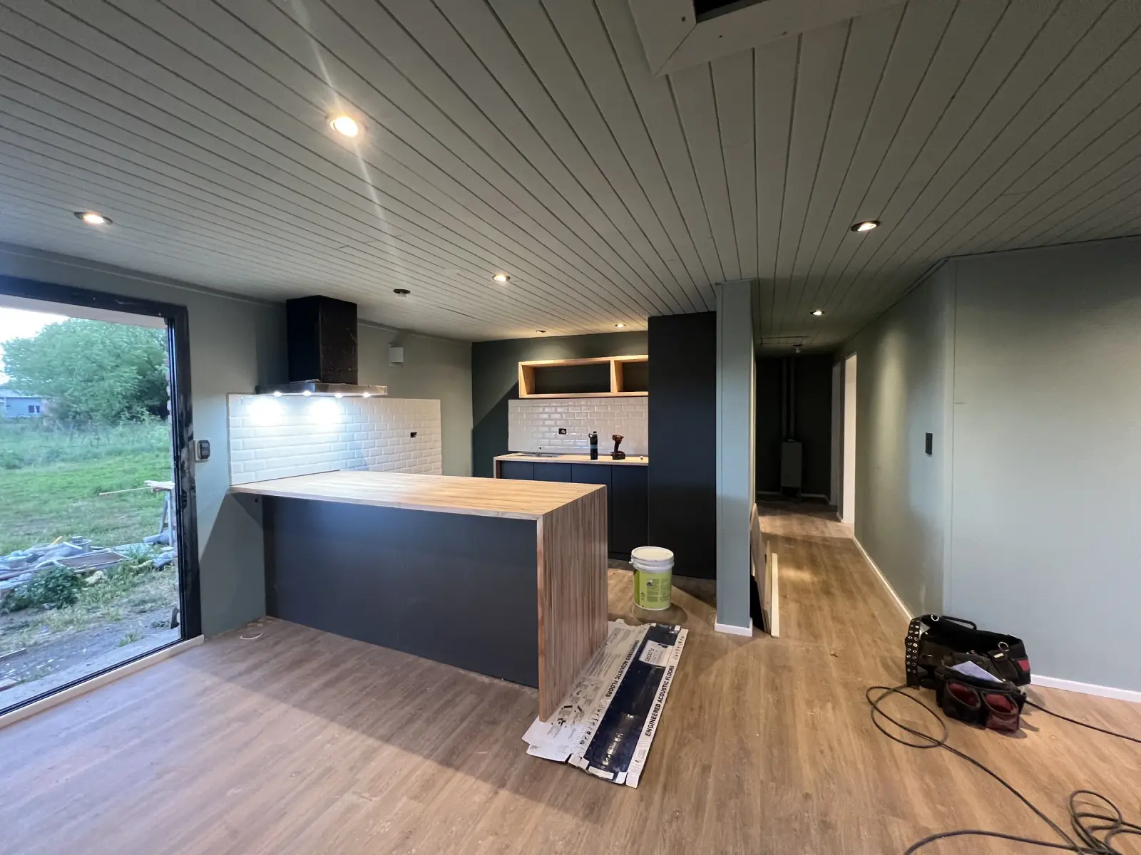 Surface Construcciones — reforma integral, avance de obra en cocina y living antes de terminaciones