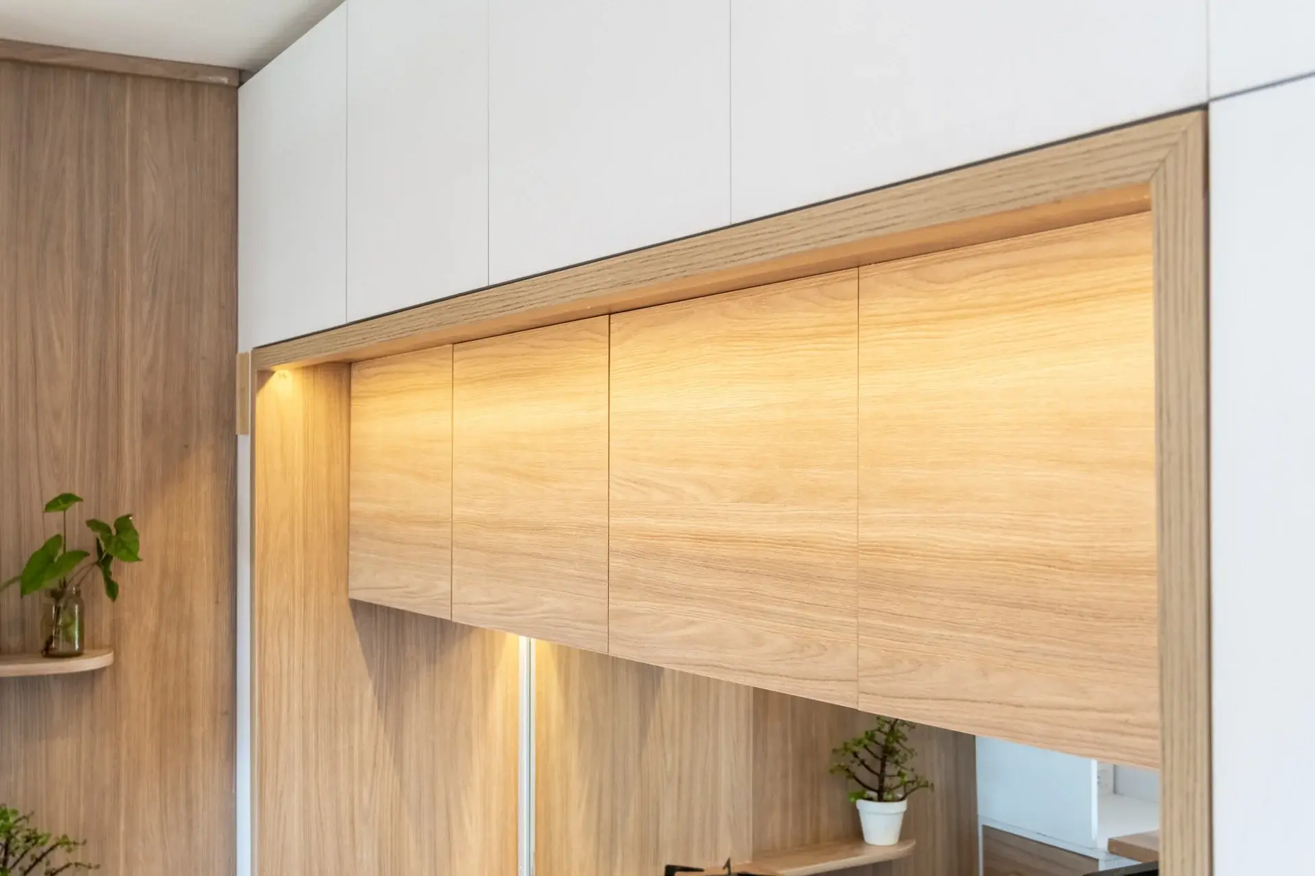 Surface Construcciones — Flipping de monoambiente, detalle de alacena y barra de cocina