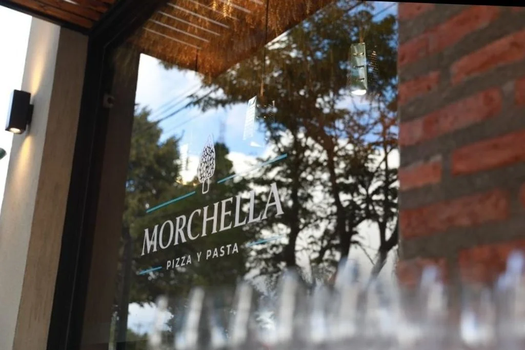 Surface Construcciones — Morchella Pizza y Pasta, gráfica y detalle en vidriera
