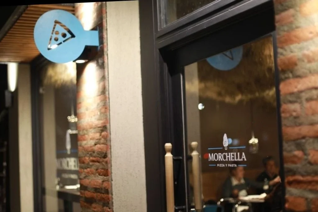 Surface Construcciones — Morchella, marquesina y cartel corpóreo en ladrillo visto