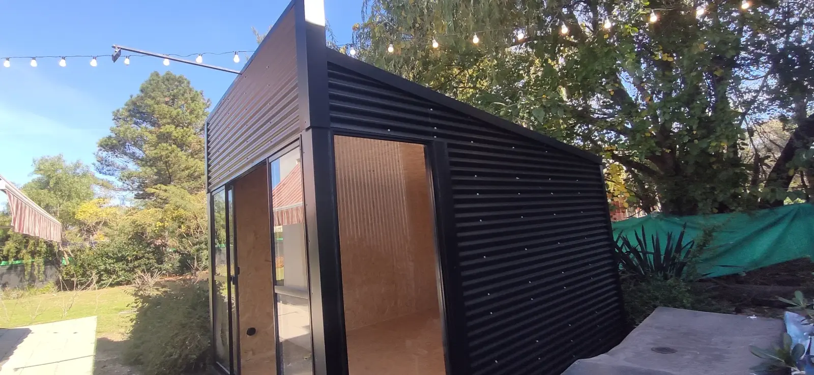 Detalle de terminaciones interiores del local comercial Ofen