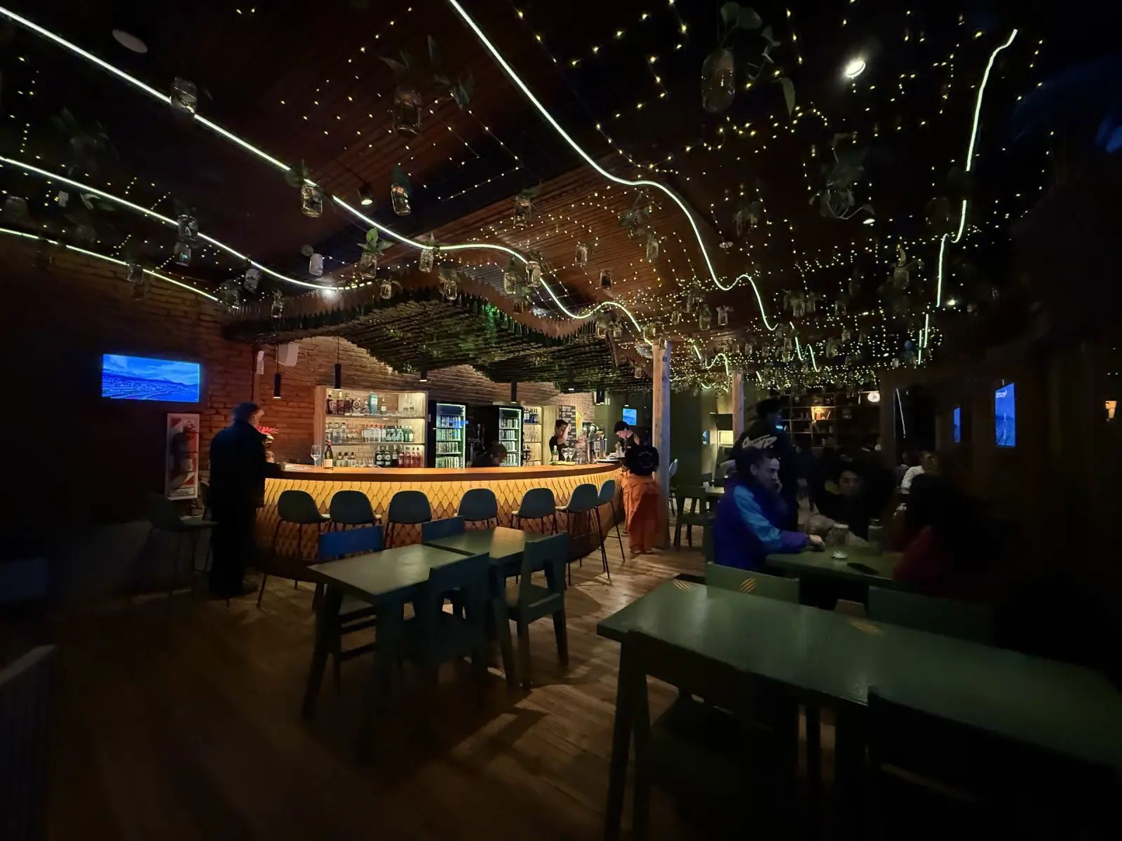 Surface Construcciones — remodelación de bar, salón terminado en funcionamiento con mesas y sillas