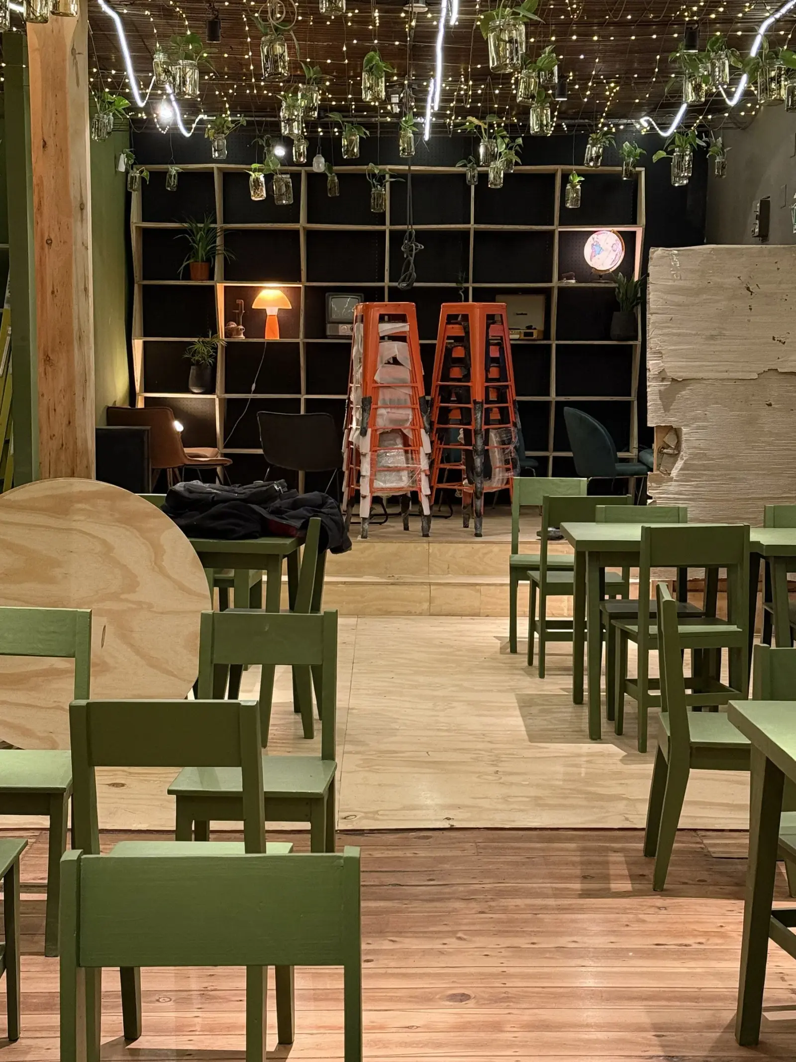Surface Construcciones — remodelación de bar, sector de estar con booth curvo y biblioteca