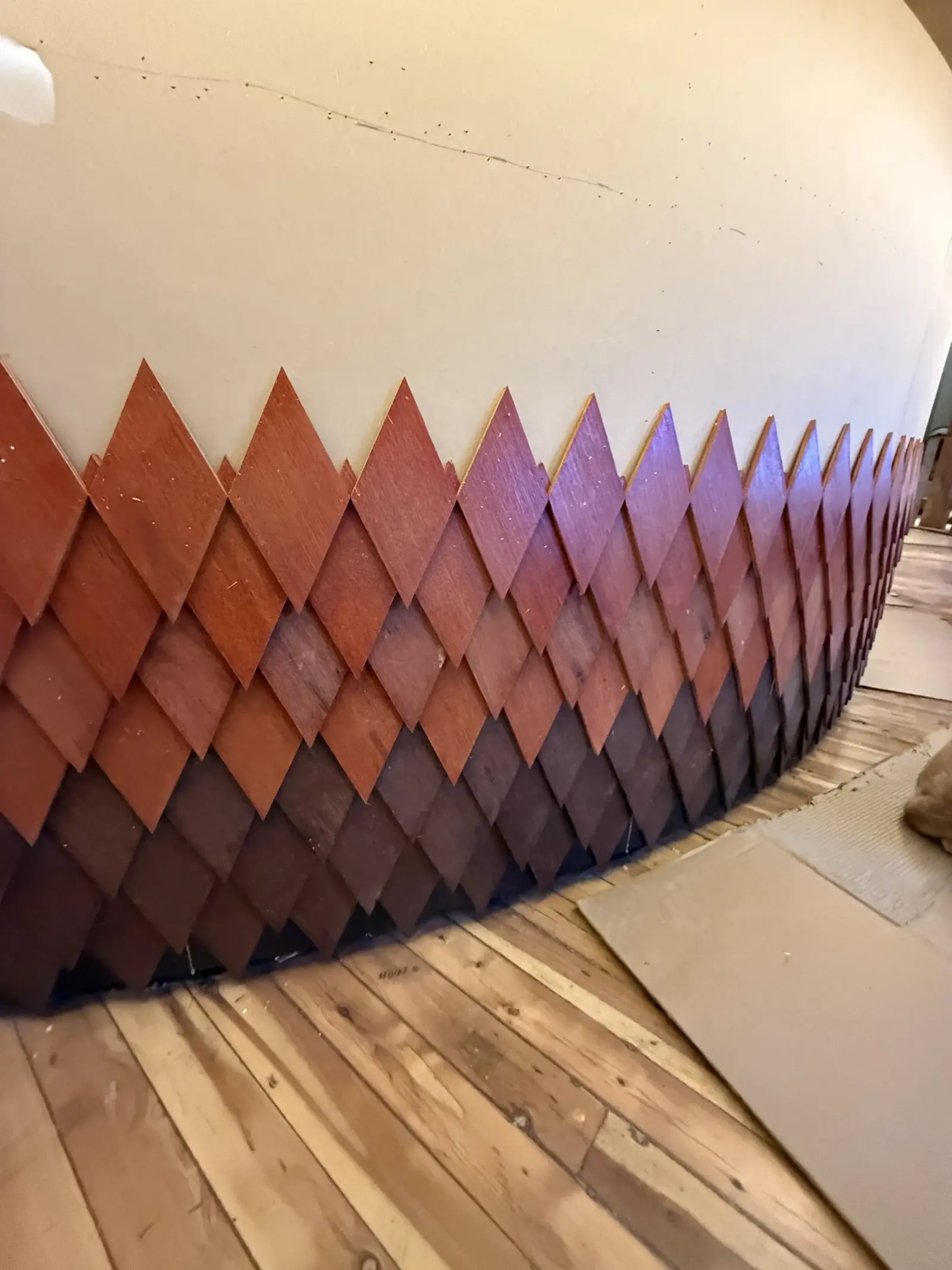 Surface Construcciones — remodelación de bar, detalle del frente de escamas de madera de la barra