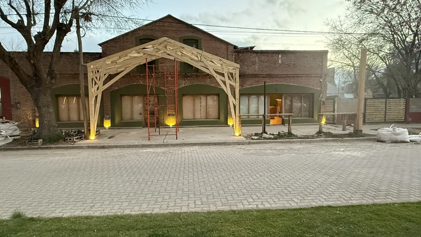 Surface Construcciones — remodelación de bar, fachada terminada con estructura de madera orgánica de día