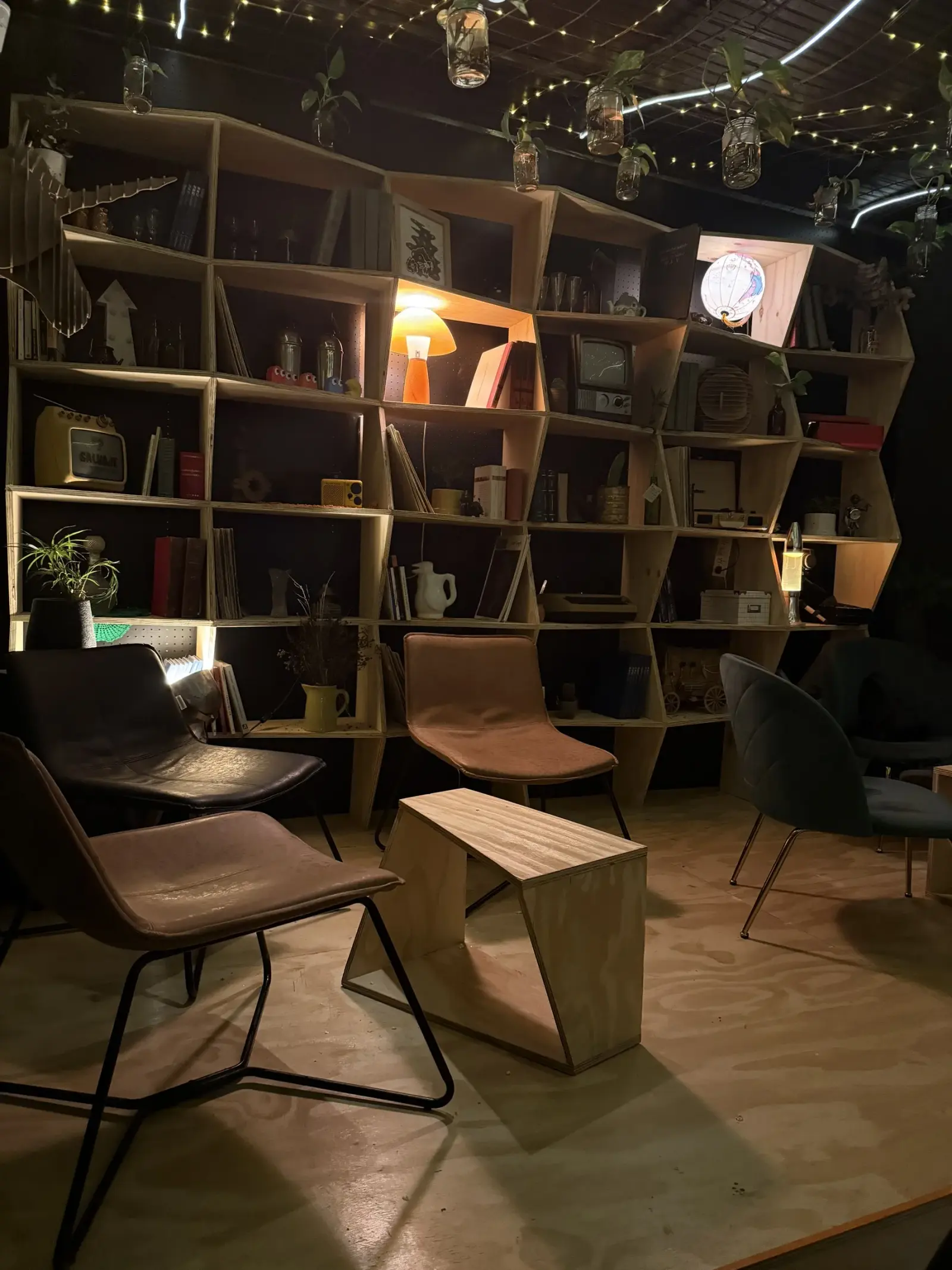 Surface Construcciones — remodelación de bar, rincón lounge con sillones y biblioteca