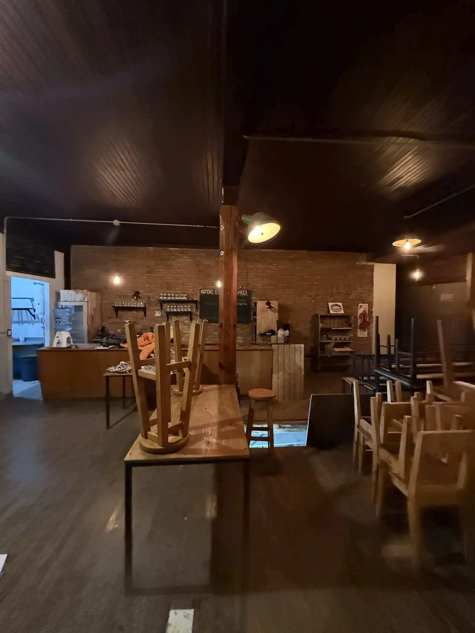 Surface Construcciones — remodelación de bar, estado original del local antes de la obra