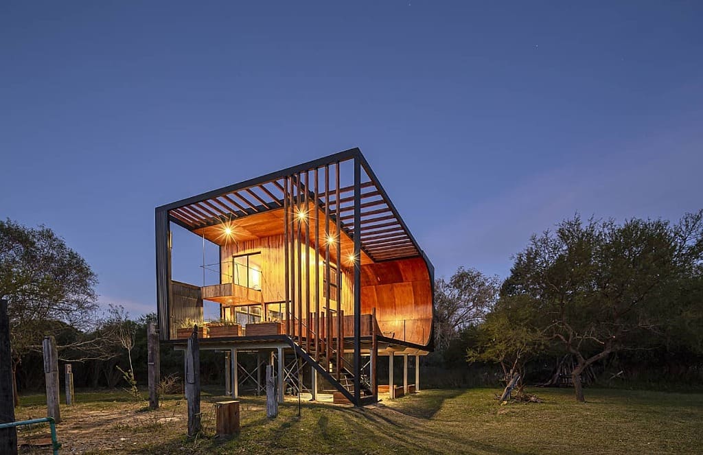 Surface Construcciones — Skate House (Trevelin, Patagonia), exterior de la casa elevada terminada