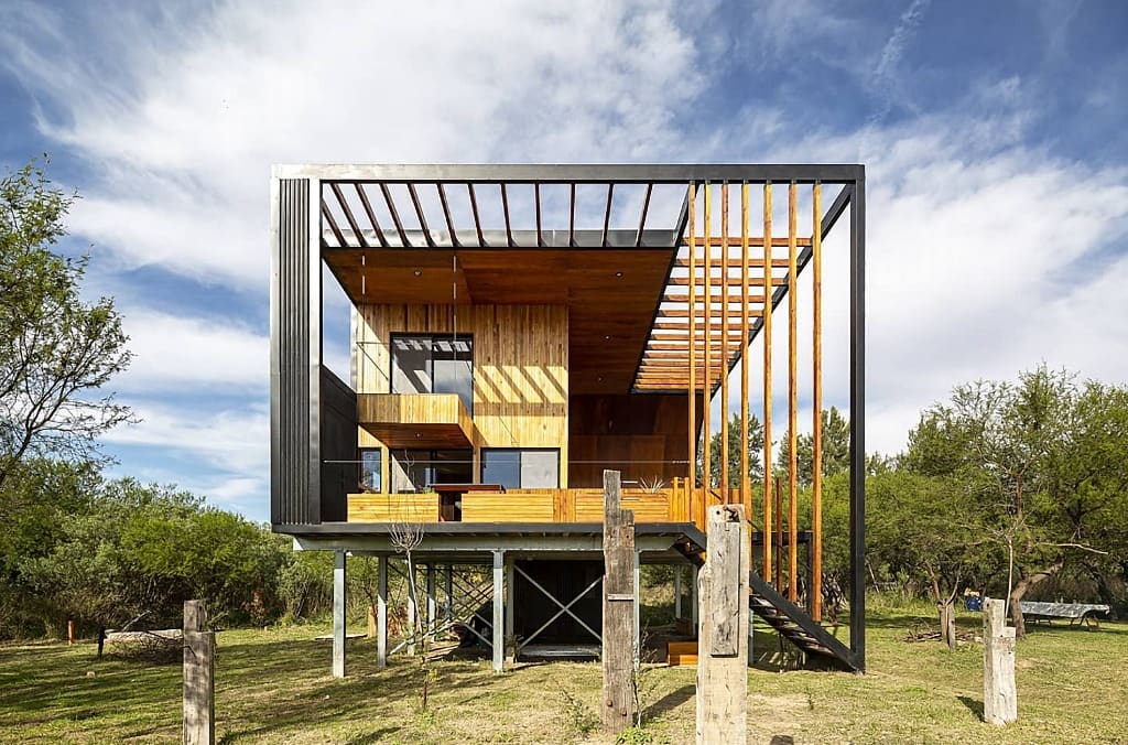 Surface Construcciones — Skate House (Trevelin, Patagonia), exterior lateral de la casa terminada
