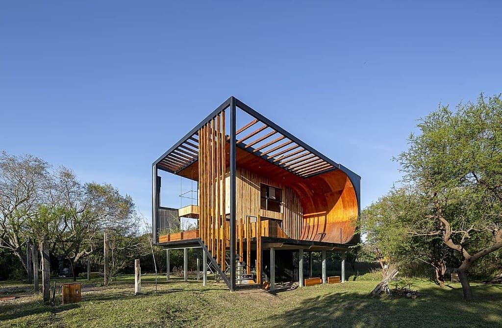 Surface Construcciones — Skate House (Trevelin, Patagonia), exterior de la casa elevada en su entorno