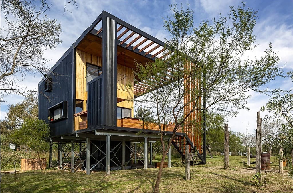 Surface Construcciones — Skate House (Trevelin, Patagonia), exterior de la casa terminada con el interior visible