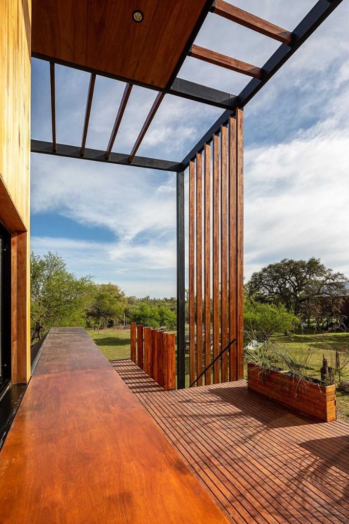 Surface Construcciones — Skate House (Trevelin, Patagonia), terraza de madera con vista al paisaje