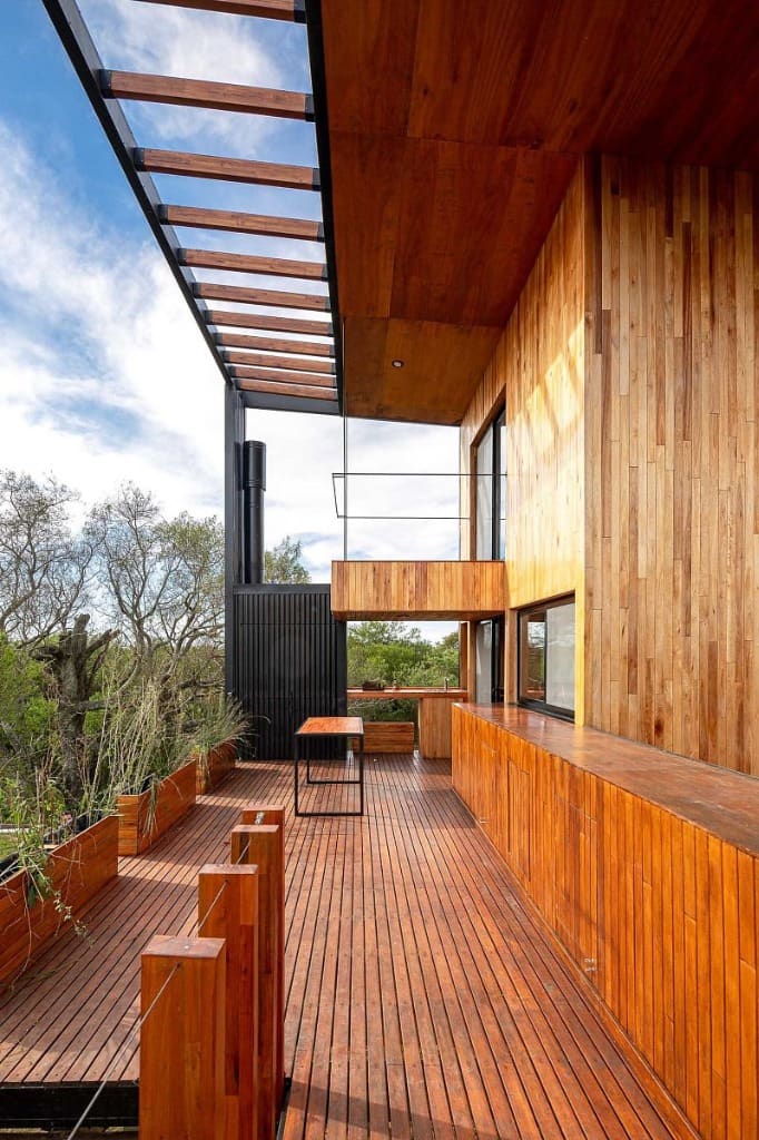 Surface Construcciones — Skate House (Trevelin, Patagonia), deck de madera terminado