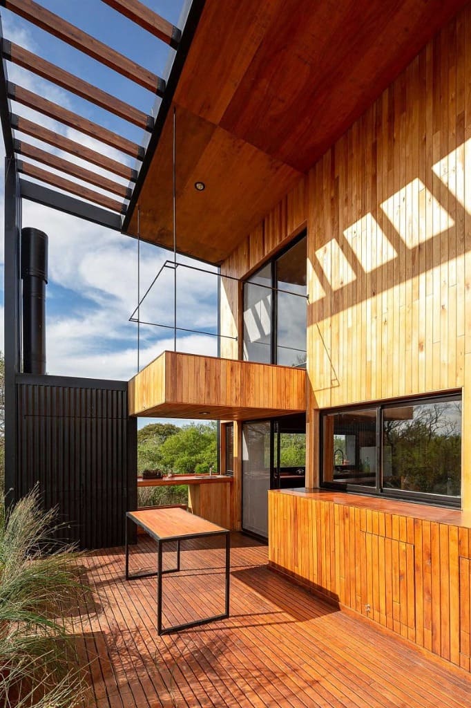 Surface Construcciones — Skate House (Trevelin, Patagonia), terraza terminada con vista al atardecer