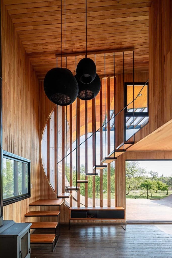 Surface Construcciones — Skate House (Trevelin, Patagonia), escalera de madera terminada