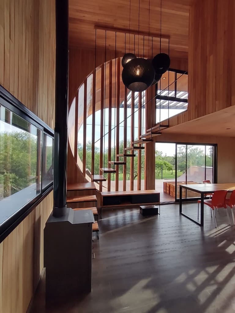 Surface Construcciones — Skate House (Trevelin, Patagonia), comedor terminado con artefactos colgantes