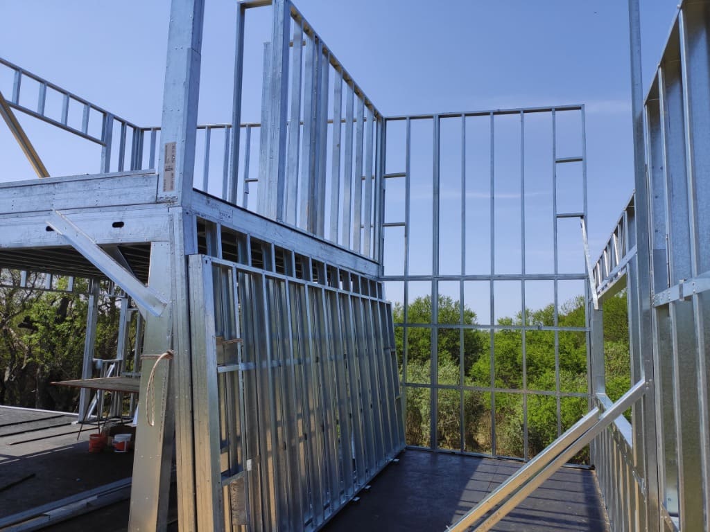 Surface Construcciones — Skate House (Trevelin, Patagonia), obra en construcción de la estructura de hierro y madera