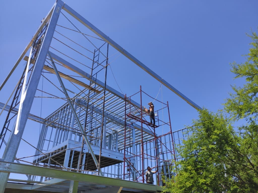 Surface Construcciones — Skate House (Trevelin, Patagonia), obra en construcción de la estructura de hierro y madera