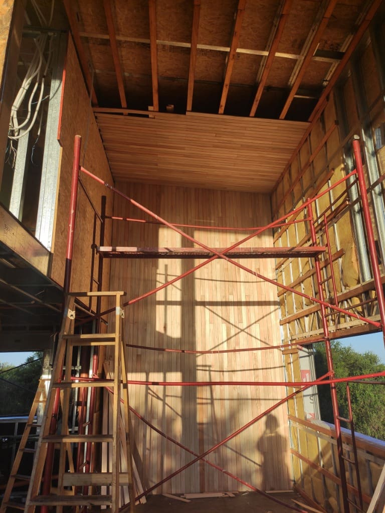Surface Construcciones — Skate House (Trevelin, Patagonia), obra en construcción de la estructura de hierro y madera