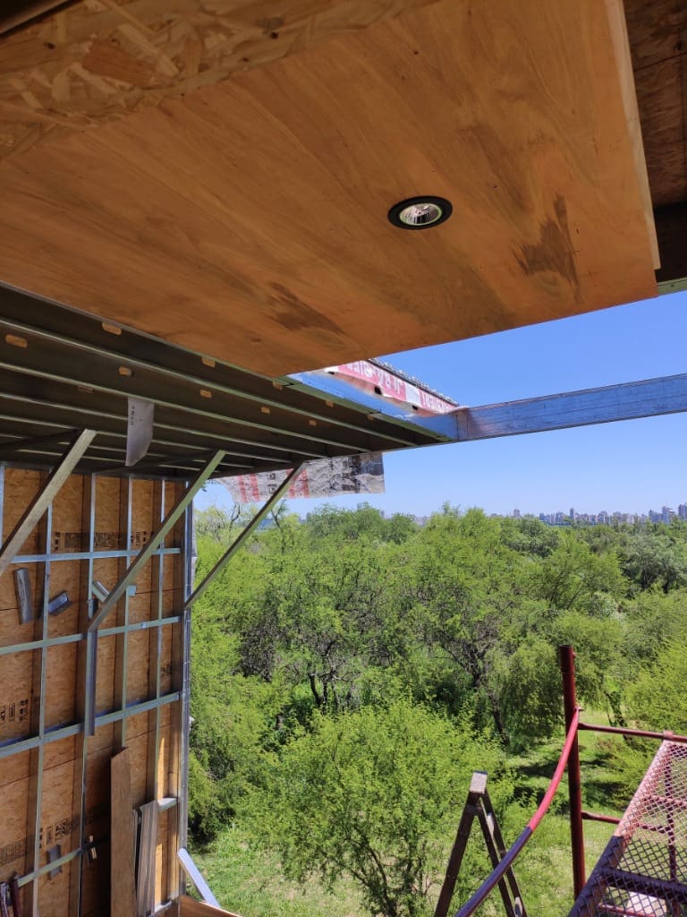 Surface Construcciones — Skate House (Trevelin, Patagonia), obra en construcción de la estructura de hierro y madera