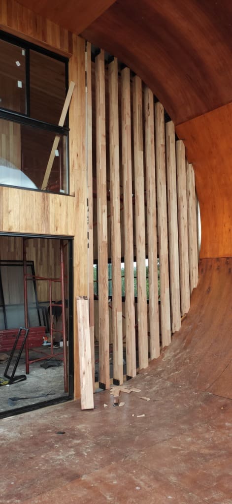 Surface Construcciones — Skate House (Trevelin, Patagonia), obra en construcción de la estructura de hierro y madera