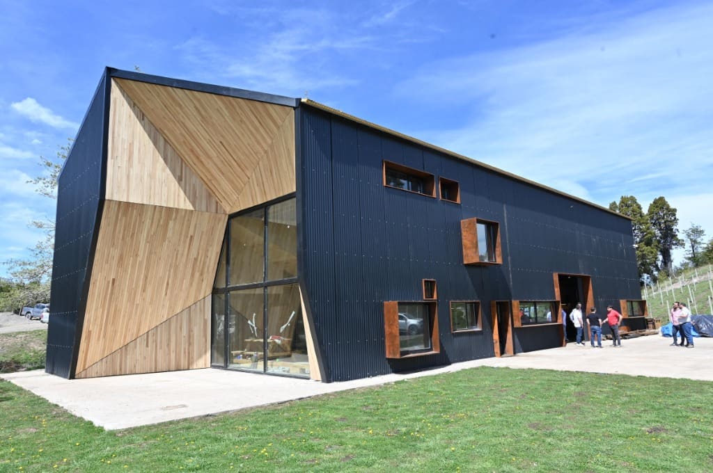 Surface Construcciones — Viñedo y bodega en Trevelin (Patagonia), bodega terminada y fachada exterior