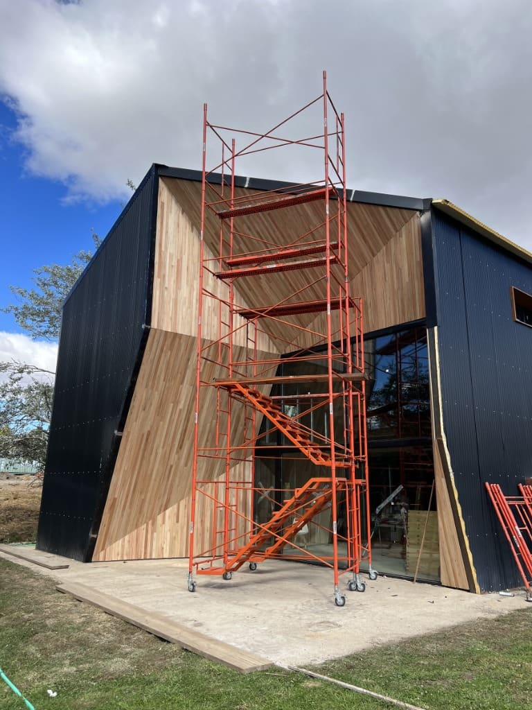 Surface Construcciones — Viñedo y bodega en Trevelin (Patagonia), exterior de bodega y estructura