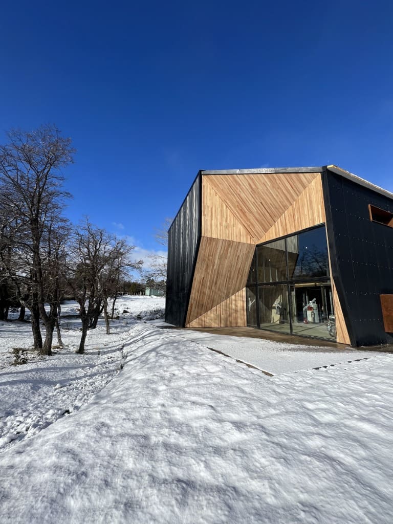 Surface Construcciones — Viñedo y bodega en Trevelin (Patagonia), interior terminado de la bodega